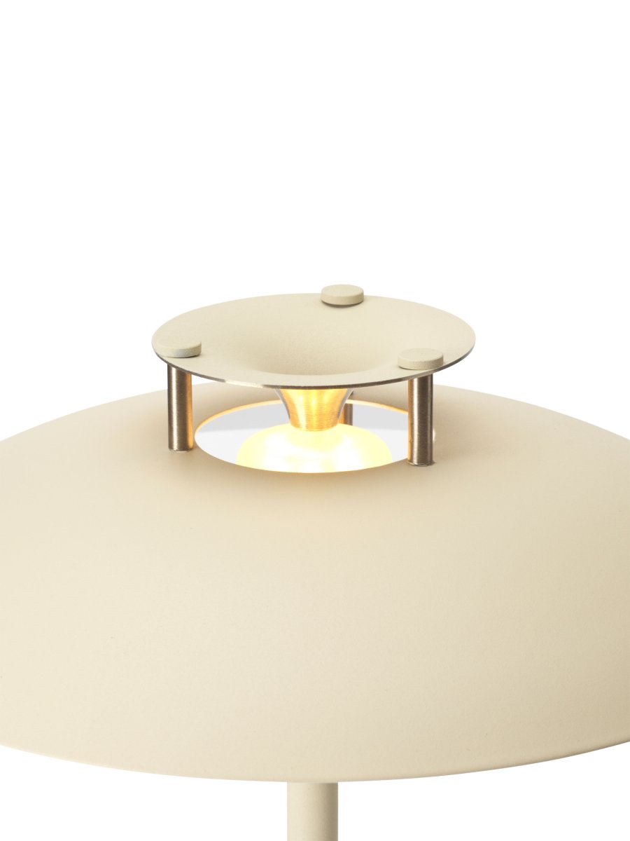 Stepp One-Two -Three 30cm Creme tragbare Von Halo Design - Die Lampe hat die Schutzart IP45 und ist somit vor Feuchtigkeit und Staub geschützt.