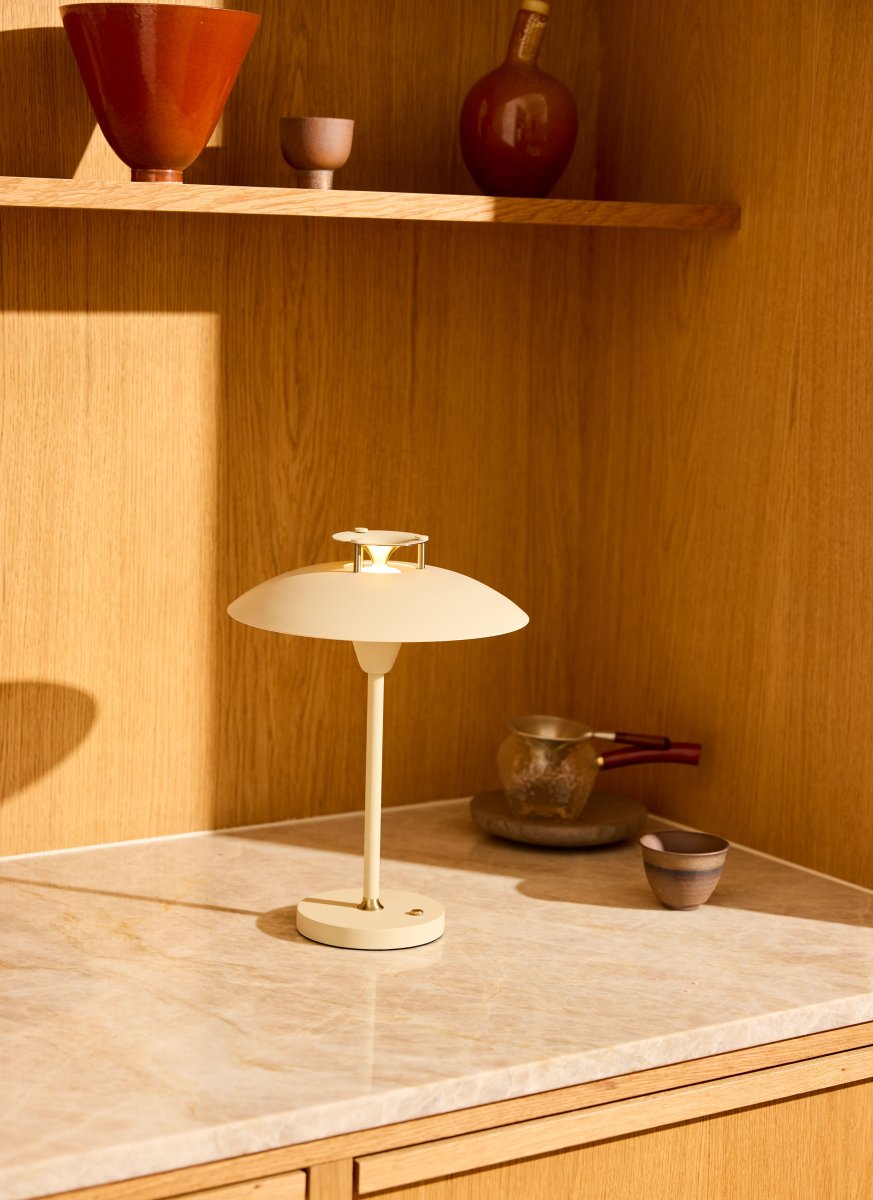 Stepp One-Two -Three 30cm Creme tragbare Von Halo Design - Die Lampe hat die Schutzart IP45 und ist somit vor Feuchtigkeit und Staub geschützt.