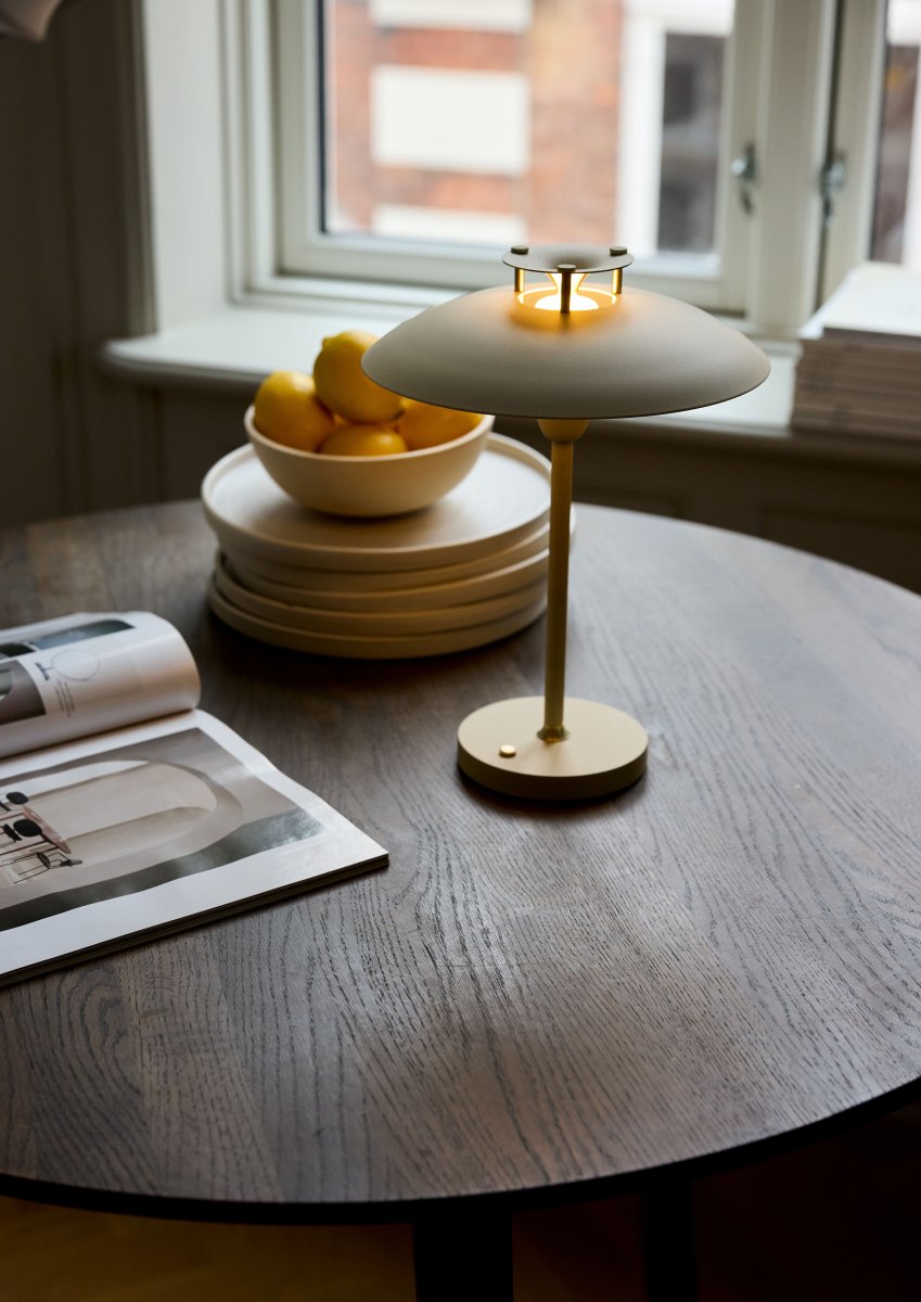 Stepp One-Two -Three 30cm Creme tragbare Von Halo Design - Die Lampe hat die Schutzart IP45 und ist somit vor Feuchtigkeit und Staub geschützt.