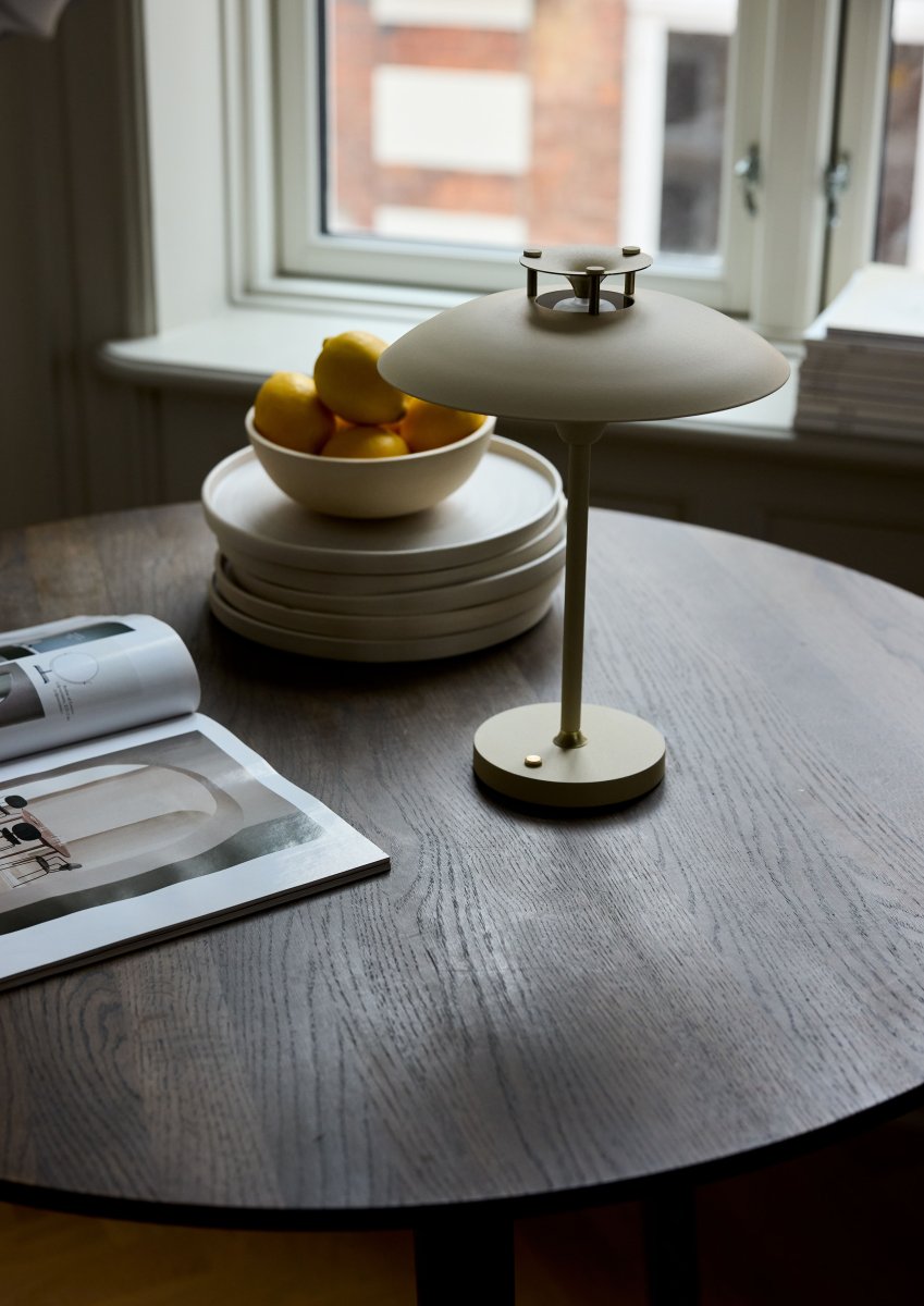 Stepp One-Two -Three 30cm Creme tragbare Von Halo Design - Die Lampe hat die Schutzart IP45 und ist somit vor Feuchtigkeit und Staub geschützt.