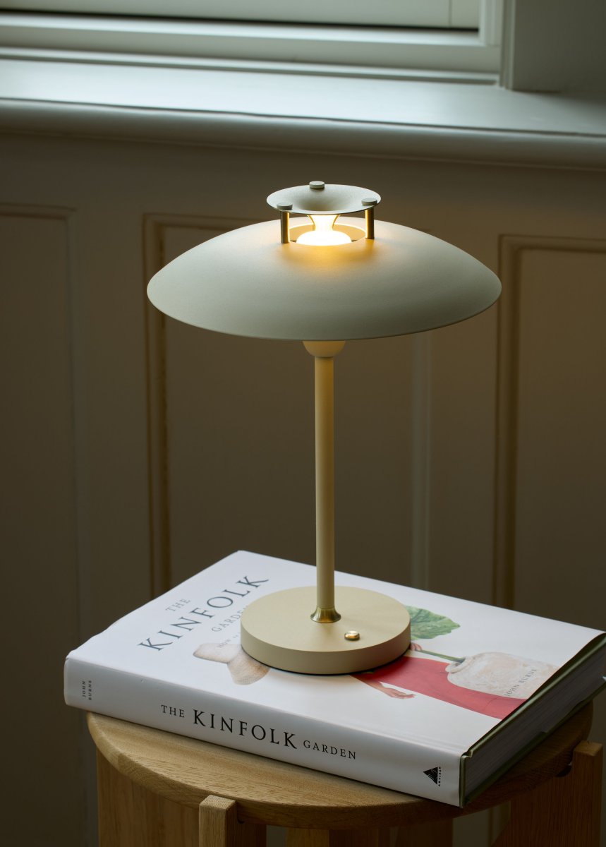 Stepp One-Two -Three 30cm Creme tragbare Von Halo Design - Die Lampe hat die Schutzart IP45 und ist somit vor Feuchtigkeit und Staub geschützt.