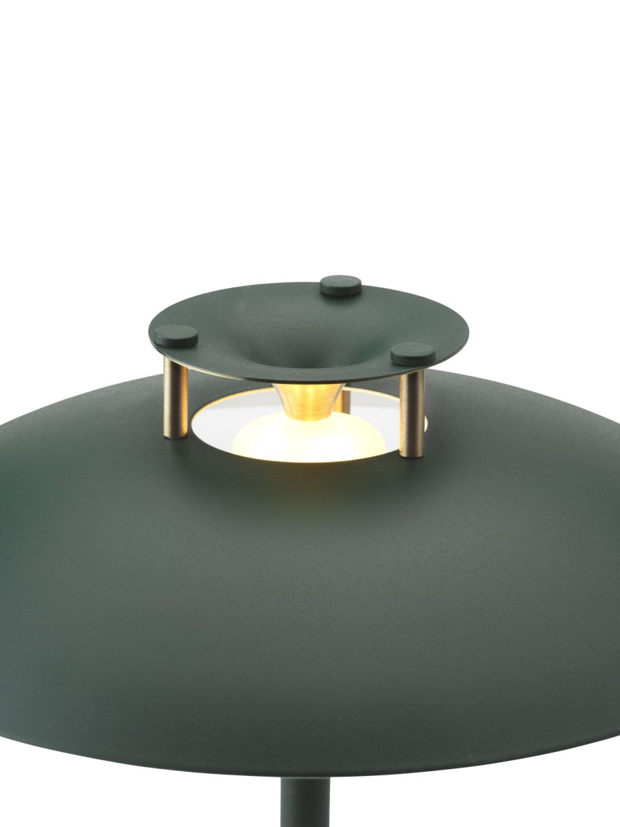 Stepp One-Two -Three 30cm Dunkelgrün tragbare Von Halo Design - Die Lampe hat die Schutzart IP45 und ist somit vor Feuchtigkeit und Staub geschützt.