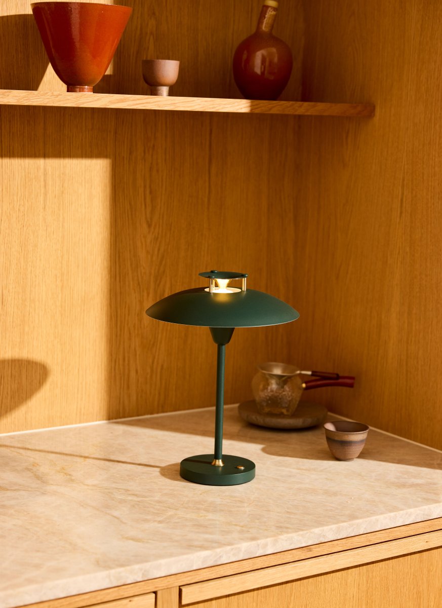 Stepp One-Two -Three 30cm Dunkelgrün tragbare Von Halo Design - Die Lampe hat die Schutzart IP45 und ist somit vor Feuchtigkeit und Staub geschützt.