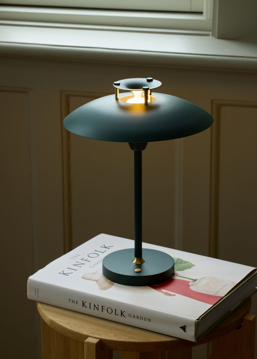 Stepp One-Two -Three 30cm Dunkelgrün tragbare Von Halo Design - Die Lampe hat die Schutzart IP45 und ist somit vor Feuchtigkeit und Staub geschützt.
