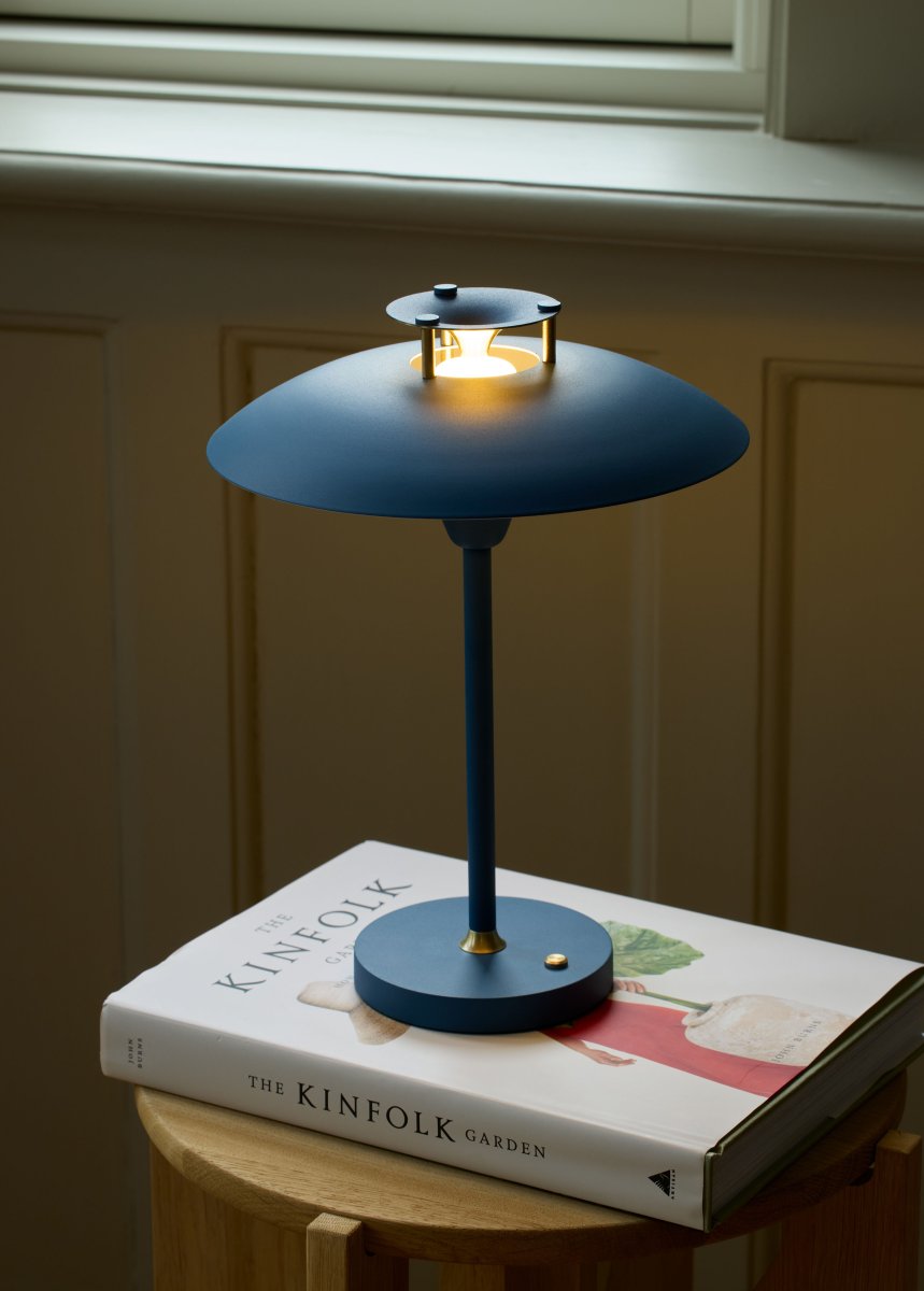 Stepp One-Two -Three 30cm Dunkelblau tragbare Von Halo Design - Die Lampe hat die Schutzart IP45 und ist somit vor Feuchtigkeit und Staub geschützt.