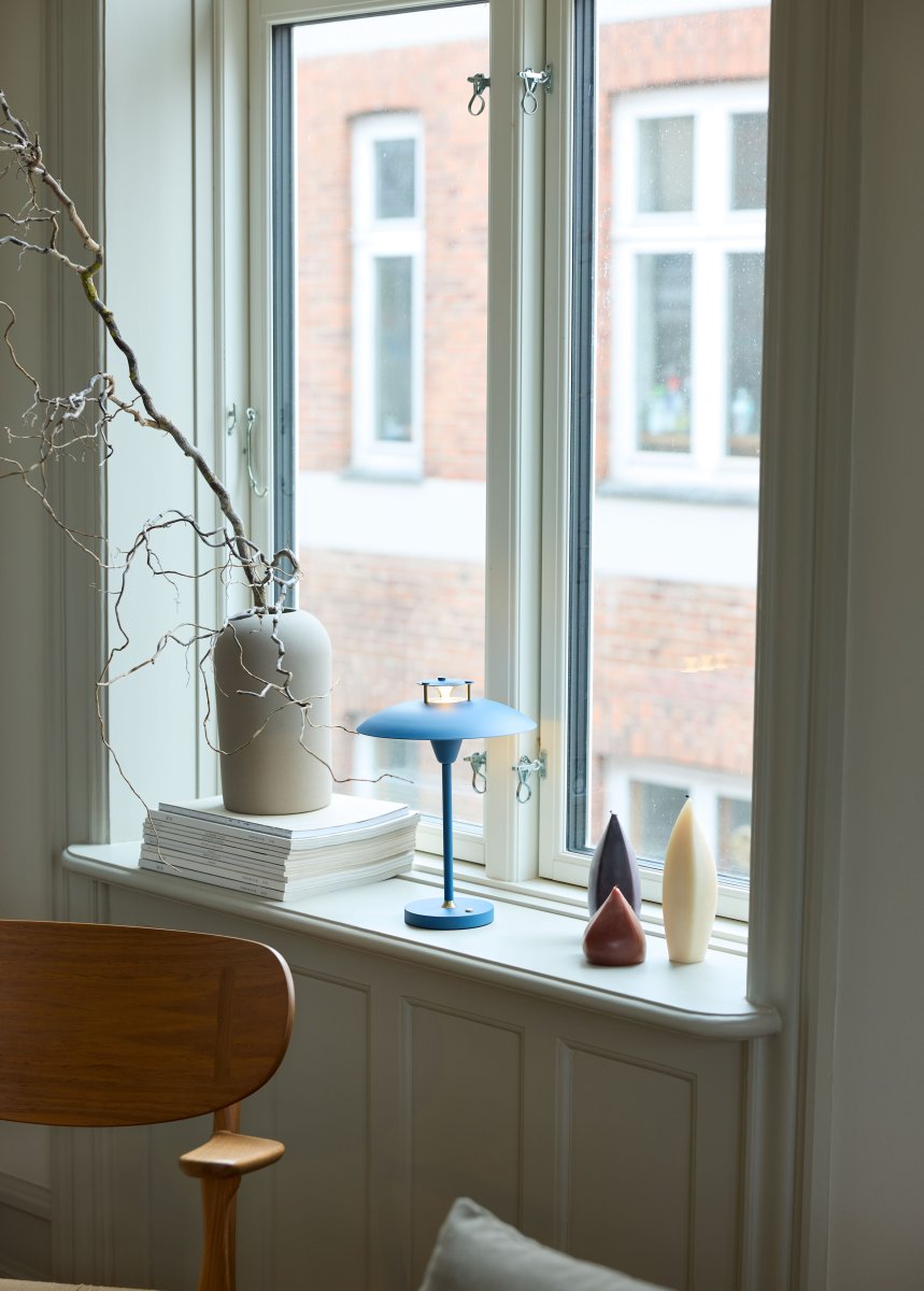 Stepp One-Two -Three 30cm Dunkelblau tragbare Von Halo Design - Die Lampe hat die Schutzart IP45 und ist somit vor Feuchtigkeit und Staub geschützt.