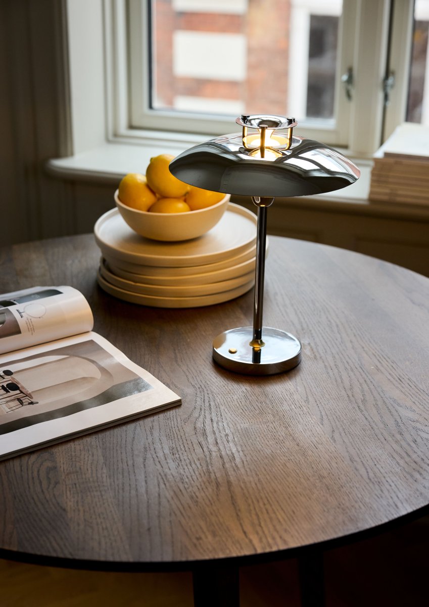 Stepp One-Two -Three 30cm Chrom tragbare Von Halo Design - Die Lampe hat die Schutzart IP45 und ist somit vor Feuchtigkeit und Staub geschützt.