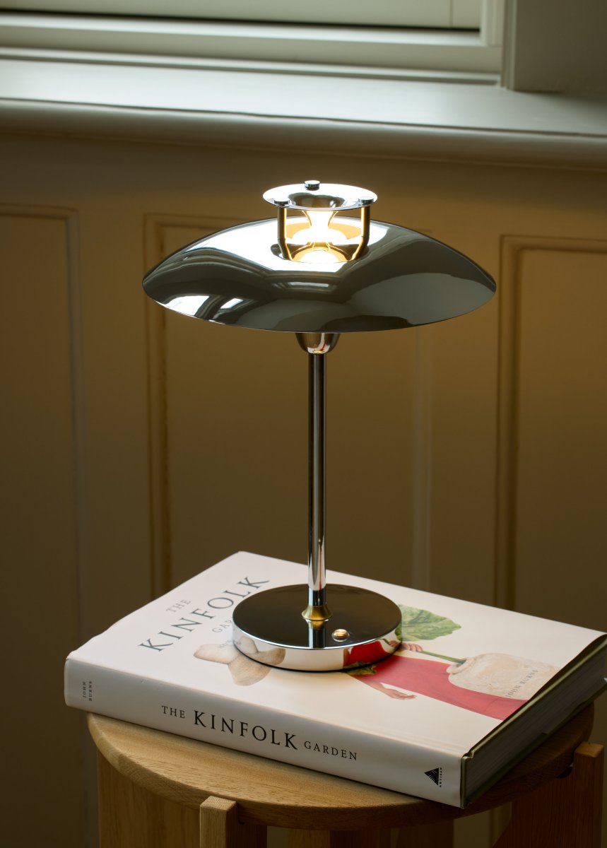 Stepp One-Two -Three 30cm Chrom tragbare Von Halo Design - Die Lampe hat die Schutzart IP45 und ist somit vor Feuchtigkeit und Staub geschützt.
