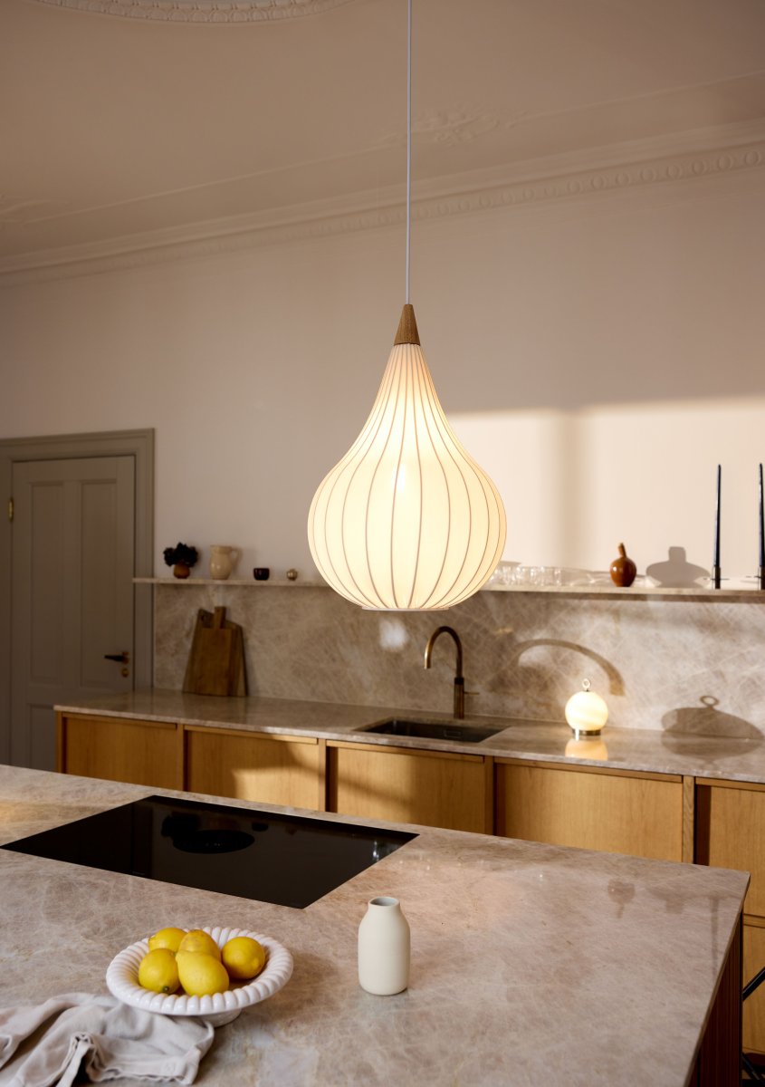 Drops Ø38 Weiß hängelampe Von Halo Design - Drops ist eine moderne Deckenleuchte im skandinavischen Design.