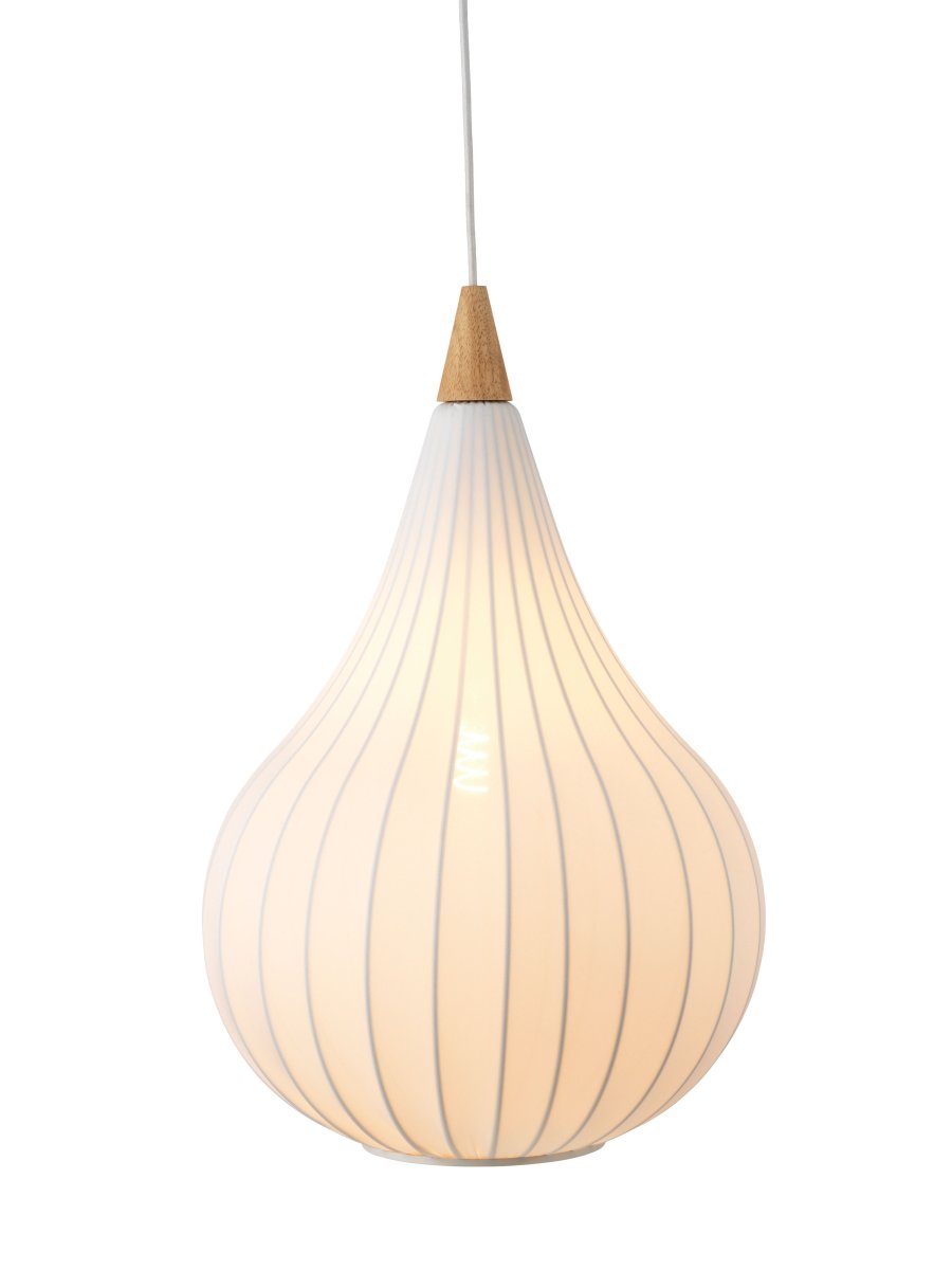 Drops Ø38 Weiß hängelampe Von Halo Design - Drops ist eine moderne Deckenleuchte im skandinavischen Design.