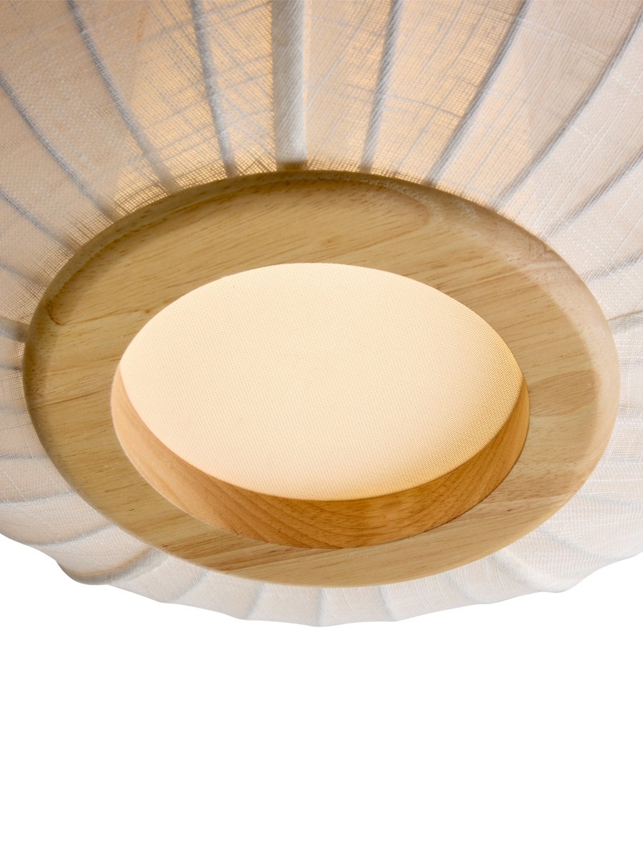 Balloon Ø40 Cremeweiß deckenleuchte Von Halo Design - Der abgerundete, leicht abgeflachte Schirm aus cremeweißem, leinenartigem Textil wird durch dekorative Elemente aus Massivholz ergänzt, die der Leuchte eine warme und harmonische Ausstrahlung verleihen.