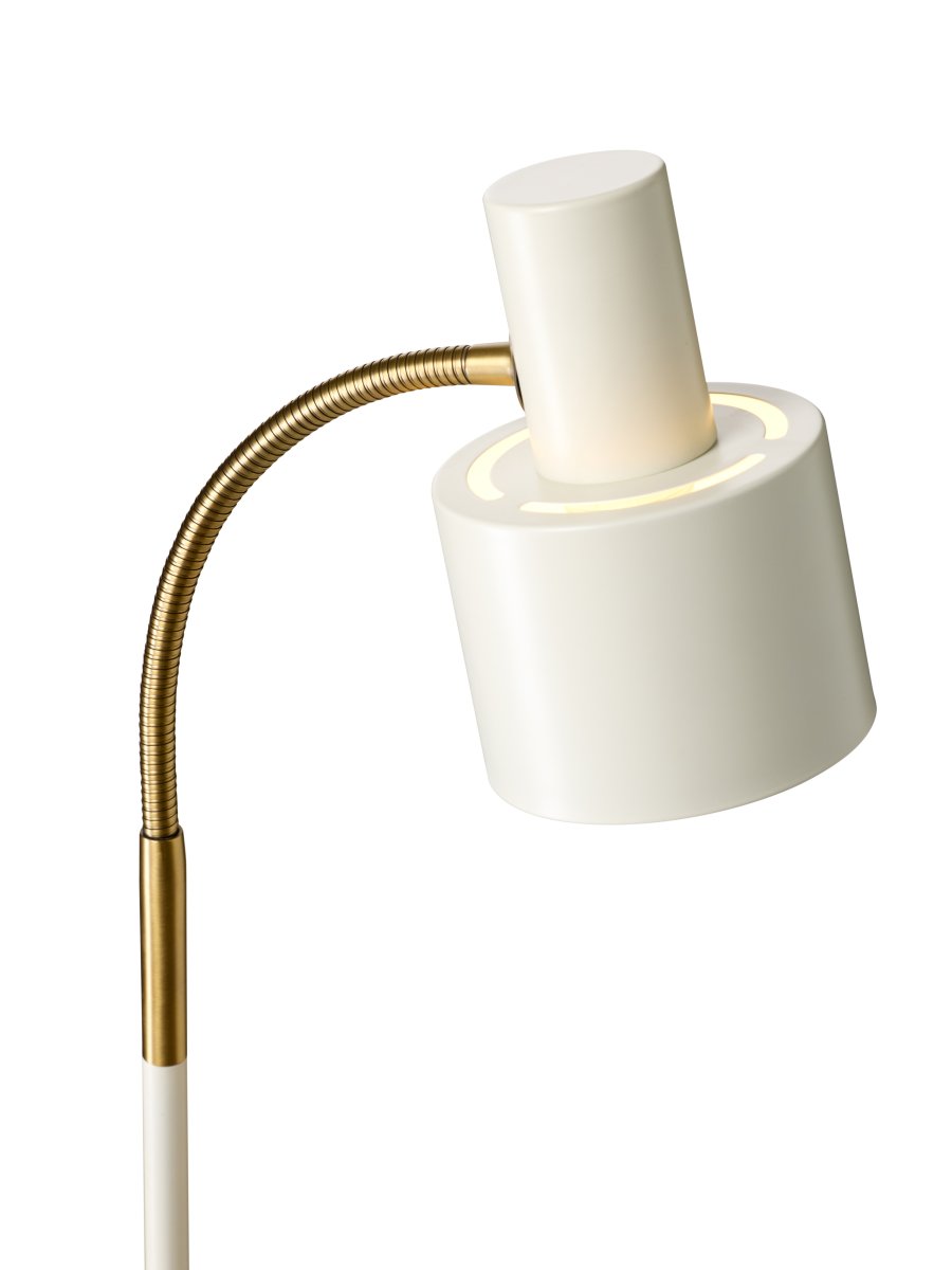 Vogue Weiß stehlampe Von Halo Design - Die Kombination aus weißem Metall und Antikmessing verleiht der Lampe einen zeitlosen Ausdruck, der sich gleichermaßen in moderne wie klassische Wohnräume einfügt.