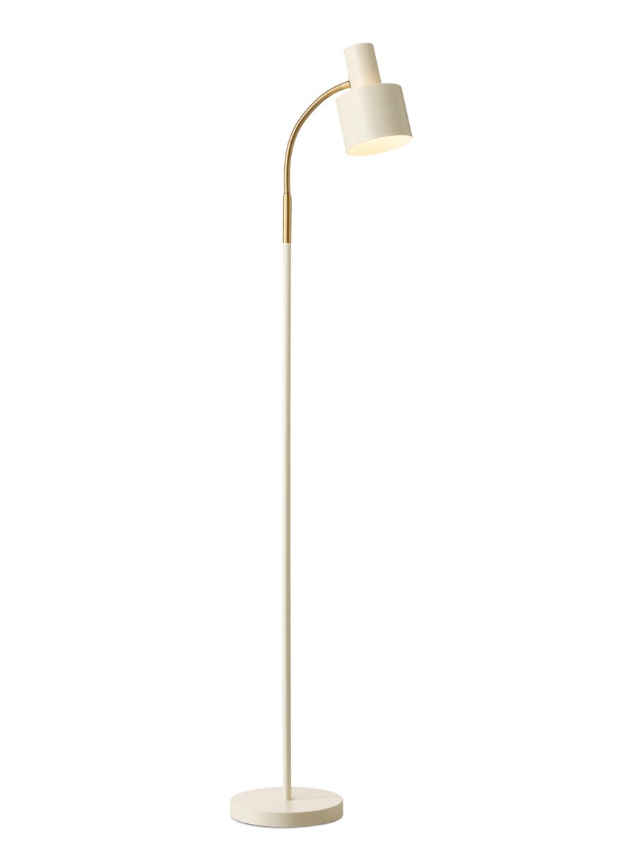 Vogue Weiß stehlampe Von Halo Design - Die Kombination aus weißem Metall und Antikmessing verleiht der Lampe einen zeitlosen Ausdruck, der sich gleichermaßen in moderne wie klassische Wohnräume einfügt.