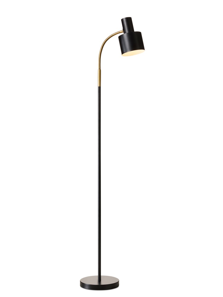 Vogue Schwarz stehlampe Von Halo Design - Die Kombination aus schwarzem Metall und Antikmessing verleiht der Lampe einen zeitlosen Ausdruck, der sich gleichermaßen in moderne wie klassische Wohnräume einfügt.