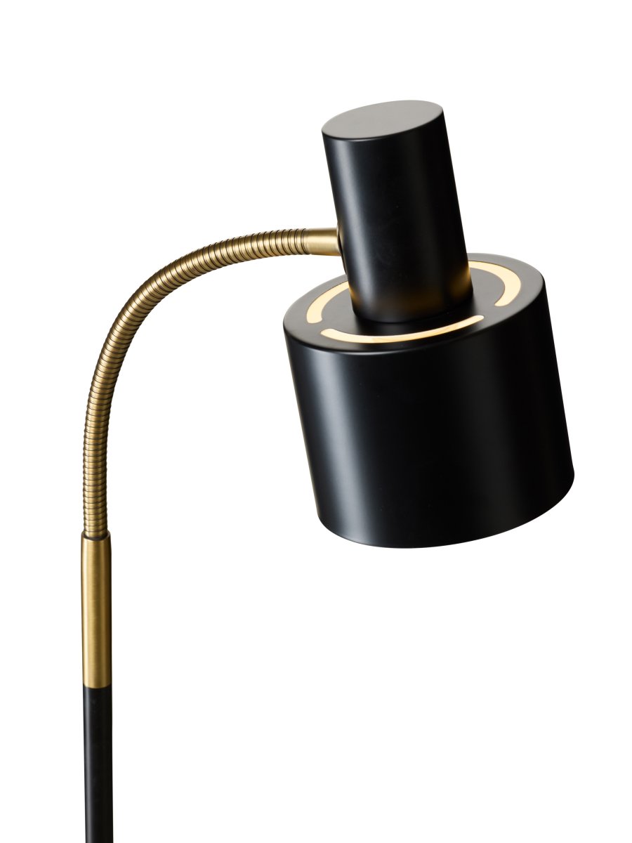 Vogue Schwarz stehlampe Von Halo Design - Die Kombination aus schwarzem Metall und Antikmessing verleiht der Lampe einen zeitlosen Ausdruck, der sich gleichermaßen in moderne wie klassische Wohnräume einfügt.