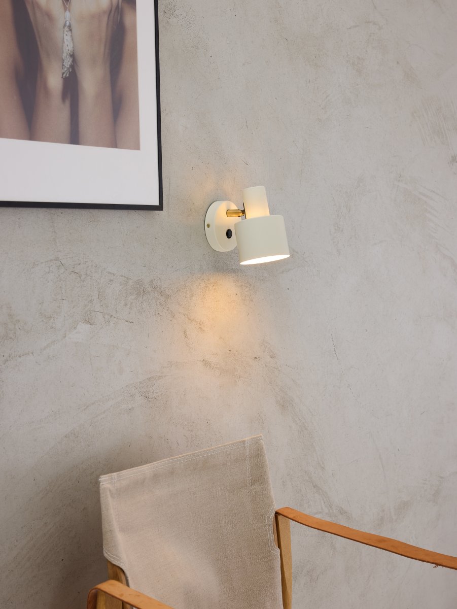Vogue Creme leselampe Von Halo Design - Vogue ist die stilvolle Wahl für alle, die eine Lampe suchen, die sowohl das Interieur aufwertet als auch einen praktischen Zweck erfüllt.