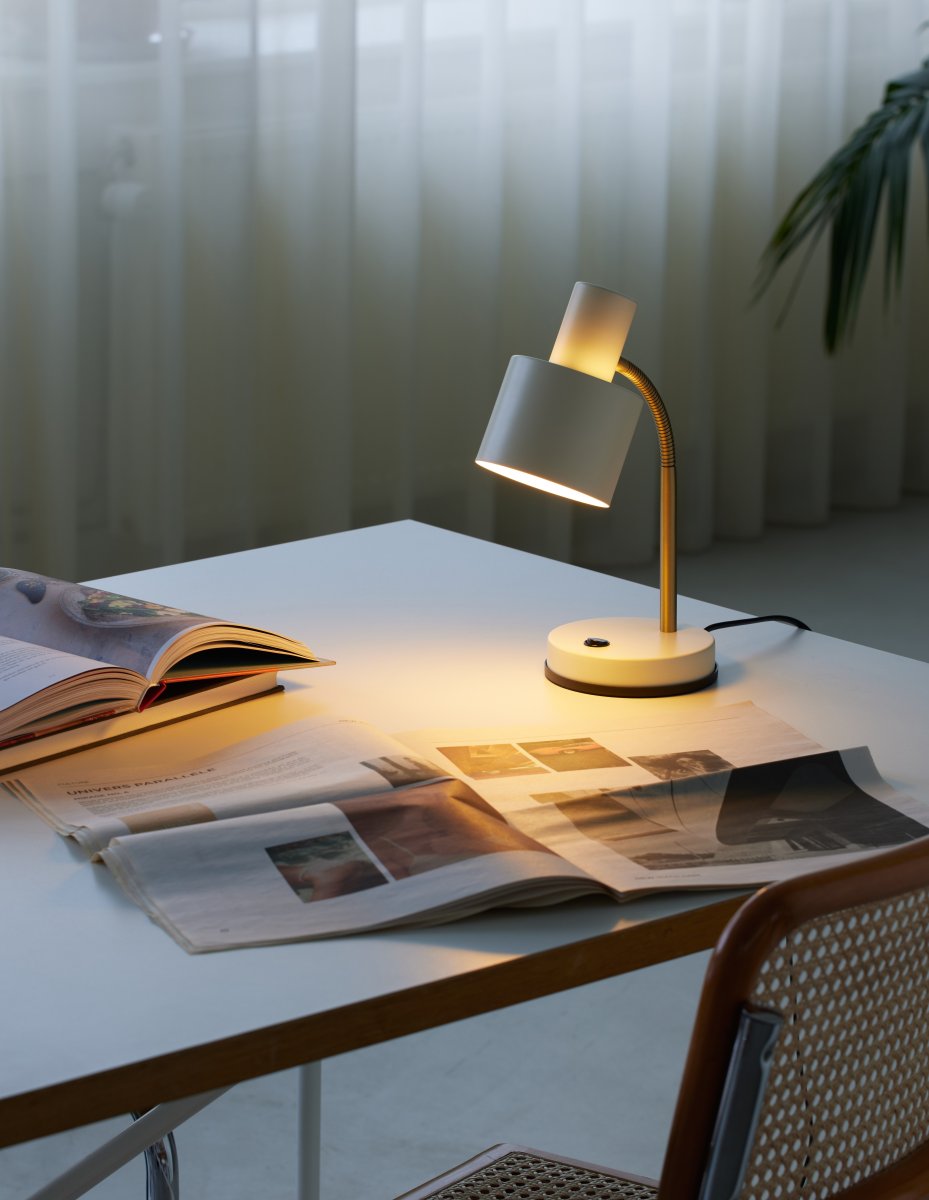 Vogue 30cm Creme schreibtischlampe Von Halo Design - Vogue ist die perfekte Tischlampe für alle, die Stil und Funktionalität schätzen.