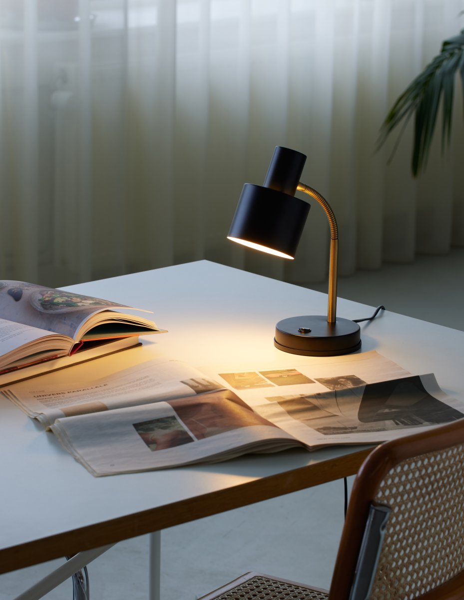 Vogue 30cm Schwarz schreibtischlampe Von Halo Design - Vogue ist die perfekte Tischlampe für alle, die Stil und Funktionalität schätzen.