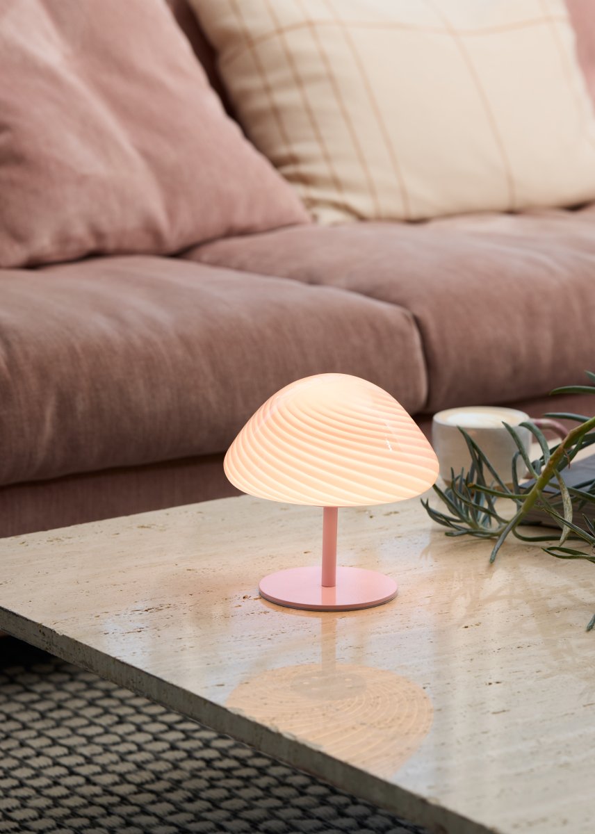 Mini Mush 17cm Rosa tischlampe Von Halo Design - Mini Mush ist eine charmante und stilvolle Tischlampe, die von den Formen der Natur inspiriert ist.