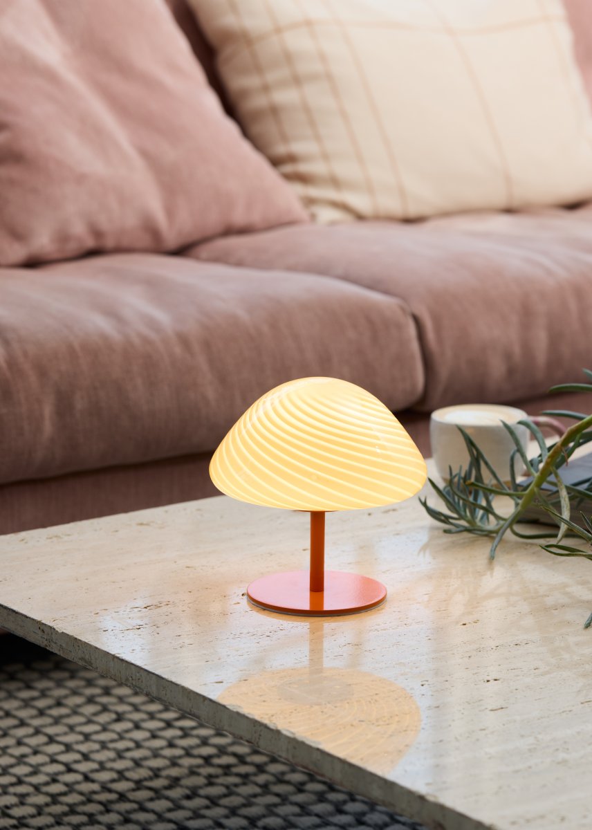 Mini Mush 17cm Orange tischlampe Von Halo Design - Mini Mush ist eine charmante und stilvolle Tischlampe, die von den Formen der Natur inspiriert ist.