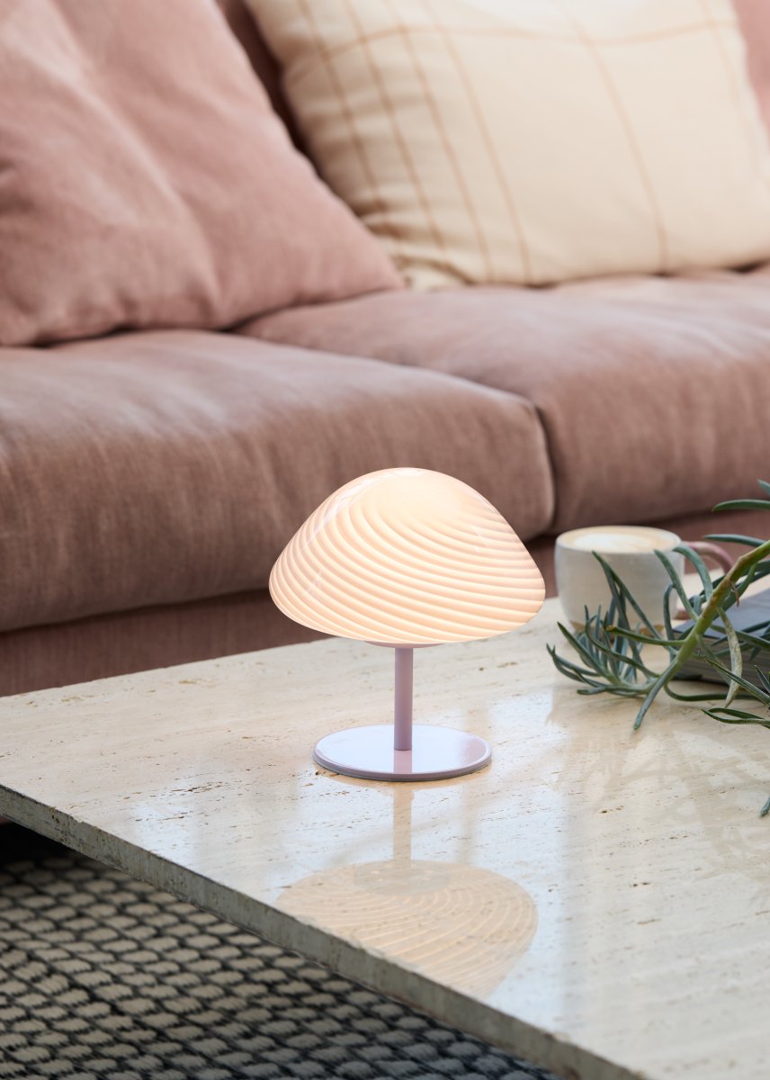 Mini Mush 17cm Lila tischlampe Von Halo Design - Mini Mush ist eine charmante und stilvolle Tischlampe, die von den Formen der Natur inspiriert ist.