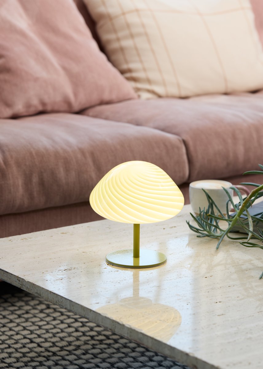 Mini Mush 17cm Olive tischlampe Von Halo Design - Mini Mush ist eine charmante und stilvolle Tischlampe, die von den Formen der Natur inspiriert ist.