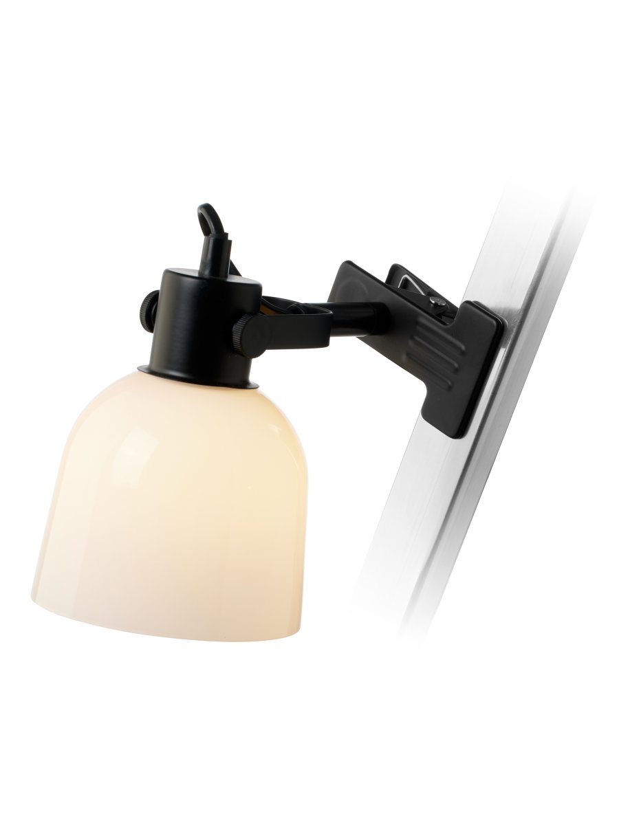 Glow Schwarz klemmlampe Von Halo Design - Der Opalglasschirm sorgt für eine schöne Lichtverteilung und bietet durch den abgewinkelten Arm die Möglichkeit, die Leuchte sowohl als Leseleuchte als auch als dekorative Allgemeinbeleuchtung zu nutzen.
