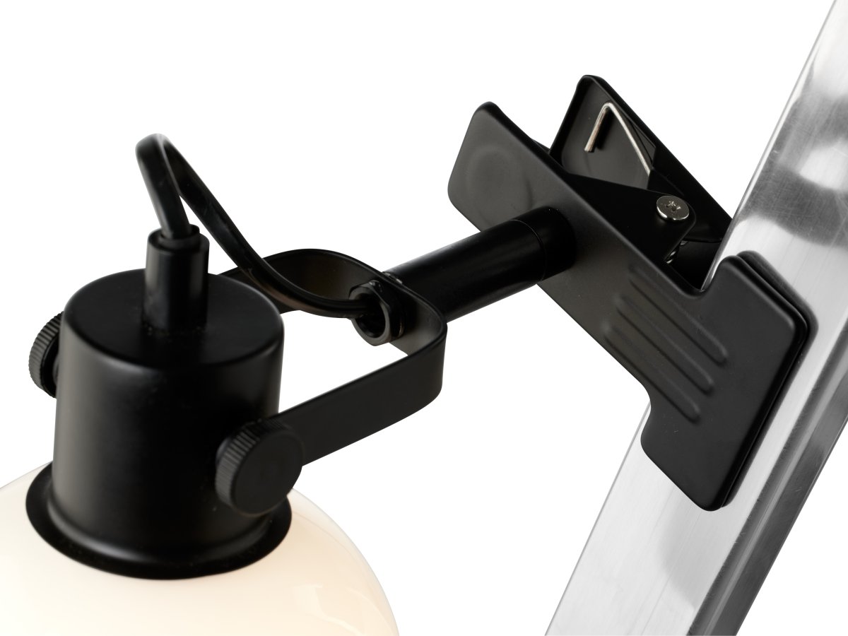 Glow Schwarz klemmlampe Von Halo Design - Der Opalglasschirm sorgt für eine schöne Lichtverteilung und bietet durch den abgewinkelten Arm die Möglichkeit, die Leuchte sowohl als Leseleuchte als auch als dekorative Allgemeinbeleuchtung zu nutzen.