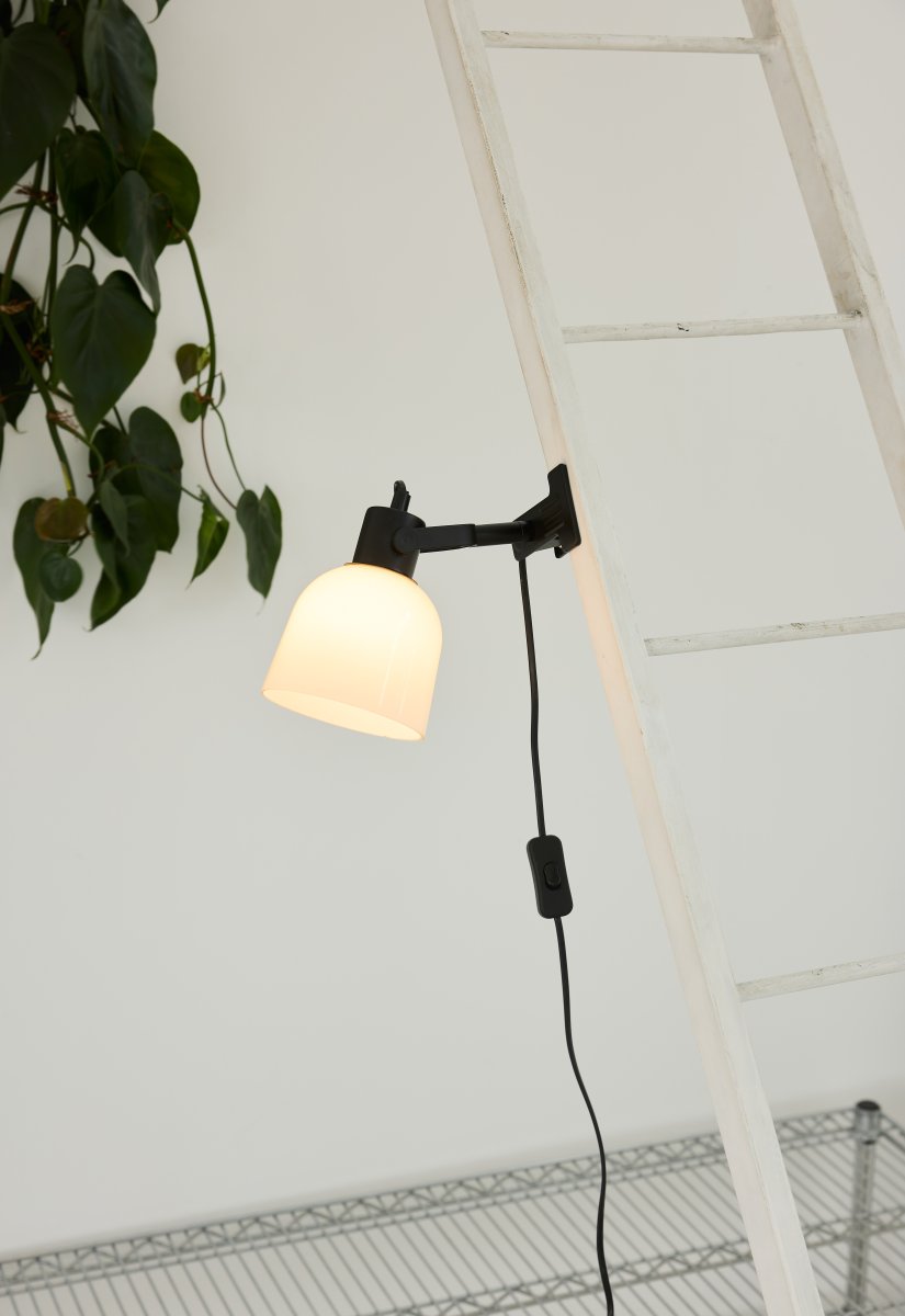 Glow Schwarz klemmlampe Von Halo Design - Der Opalglasschirm sorgt für eine schöne Lichtverteilung und bietet durch den abgewinkelten Arm die Möglichkeit, die Leuchte sowohl als Leseleuchte als auch als dekorative Allgemeinbeleuchtung zu nutzen.