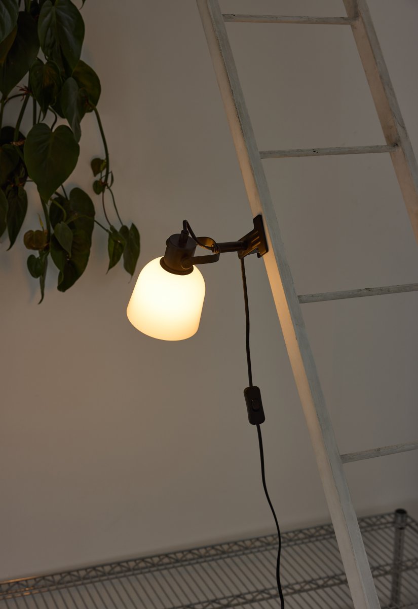 Glow Schwarz klemmlampe Von Halo Design - Der Opalglasschirm sorgt für eine schöne Lichtverteilung und bietet durch den abgewinkelten Arm die Möglichkeit, die Leuchte sowohl als Leseleuchte als auch als dekorative Allgemeinbeleuchtung zu nutzen.