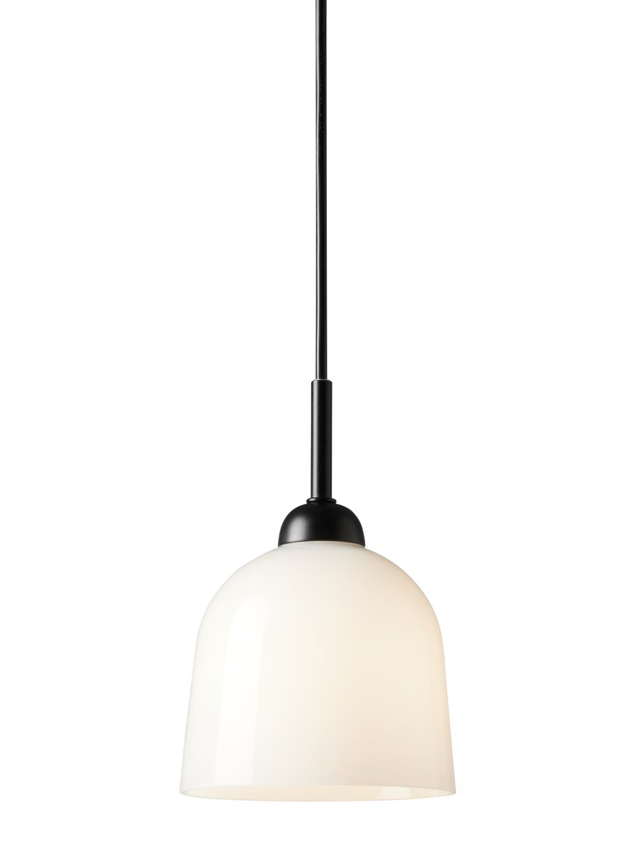 Glow Ø12 Weiß hängelampe Von Halo Design - Glow ist eine stilvolle Pendelleuchte im skandinavischen Design.