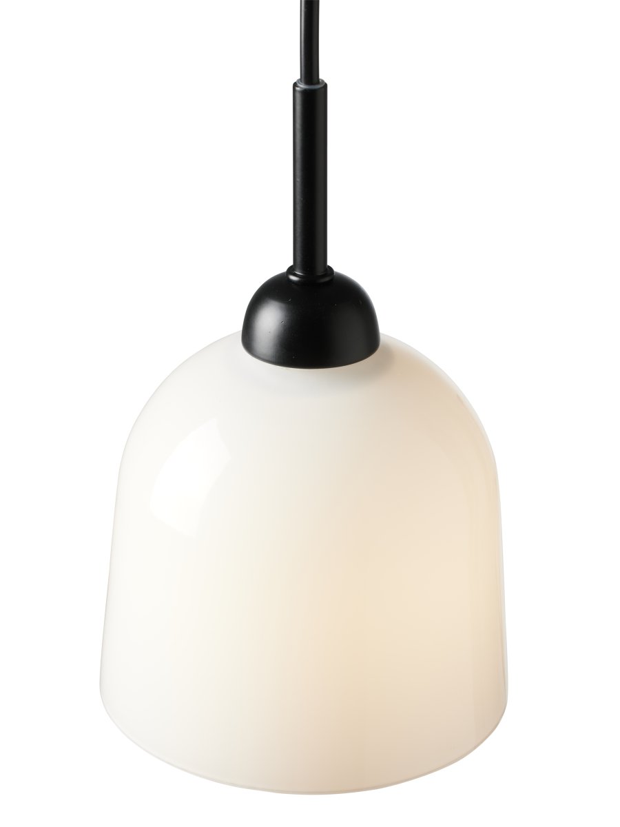 Glow Ø12 Weiß hängelampe Von Halo Design - Glow ist eine stilvolle Pendelleuchte im skandinavischen Design.
