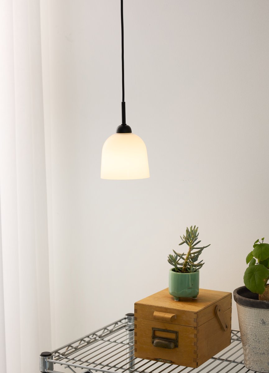 Glow Ø12 Weiß hängelampe Von Halo Design - Glow ist eine stilvolle Pendelleuchte im skandinavischen Design.