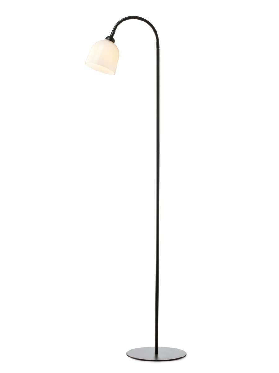 Glow 1 Schwarz stehlampe Von Halo Design - Der Opalglasschirm sorgt für eine angenehme Lichtverteilung im Raum und der Arm ist beweglich, sodass Sie die Lampe sowohl als Leselampe als auch als dekorative Allgemeinbeleuchtung verwenden können.