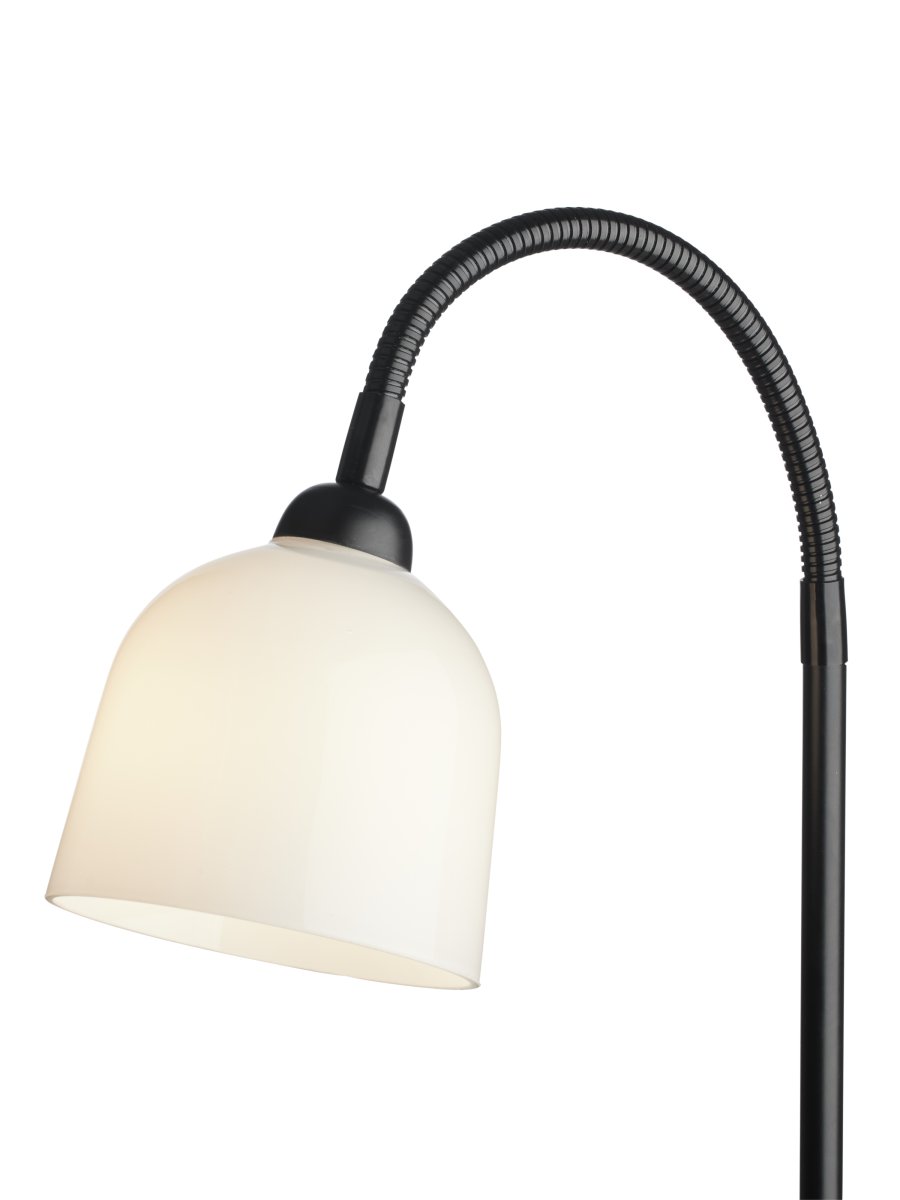 Glow 1 Schwarz stehlampe Von Halo Design - Der Opalglasschirm sorgt für eine angenehme Lichtverteilung im Raum und der Arm ist beweglich, sodass Sie die Lampe sowohl als Leselampe als auch als dekorative Allgemeinbeleuchtung verwenden können.