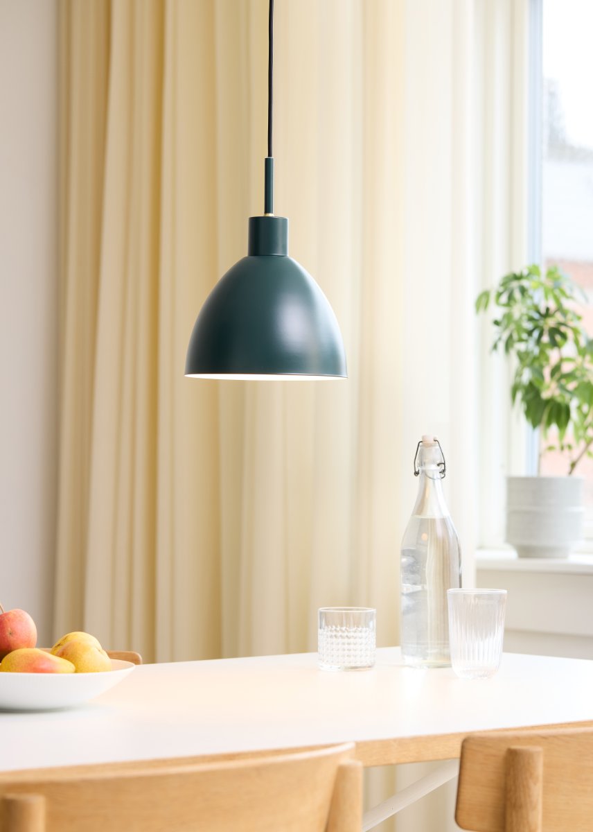 Rock Ø20 Grün hängelampe Von Halo Design - Die Deckenleuchte Rock ist ein moderner Klassiker mit industriellem Touch, der perfekt in stilbewusste Wohnungen passt.