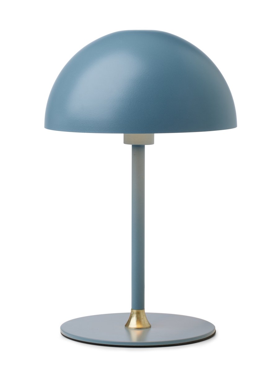 Boogie 25cm Blau tischlampe Von Halo Design - Das Metall in einem dunklen, grellen Licht; Die Farbe in Kombination mit den Messingdetails verleiht dem Raum Eleganz.