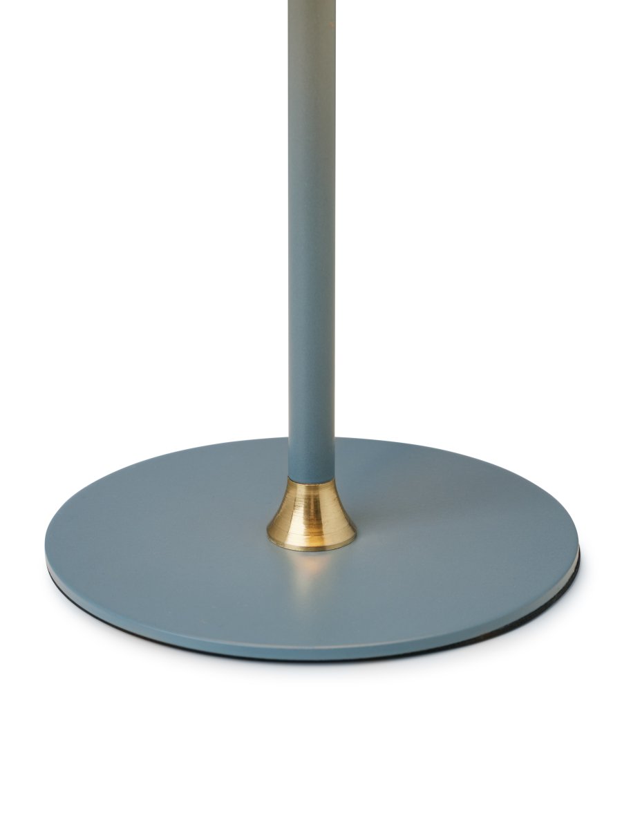 Boogie 25cm Blau tischlampe Von Halo Design - Das Metall in einem dunklen, grellen Licht; Die Farbe in Kombination mit den Messingdetails verleiht dem Raum Eleganz.