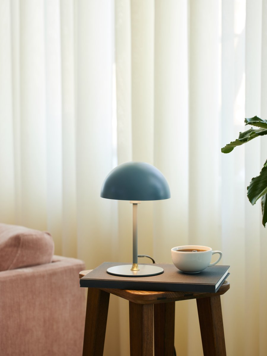 Boogie 25cm Blau tischlampe Von Halo Design - Das Metall in einem dunklen, grellen Licht; Die Farbe in Kombination mit den Messingdetails verleiht dem Raum Eleganz.