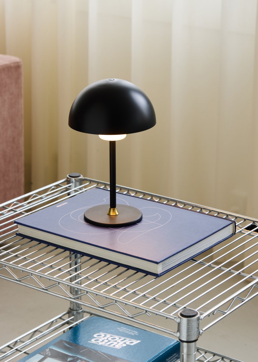 Moon Light 27cm Schwarz tragbare Von Halo Design - Der wiederaufladbare Akku sorgt f&uuml;r Flexibilit&auml;t und das mitgelieferte USB-Kabel erleichtert das Aufladen.