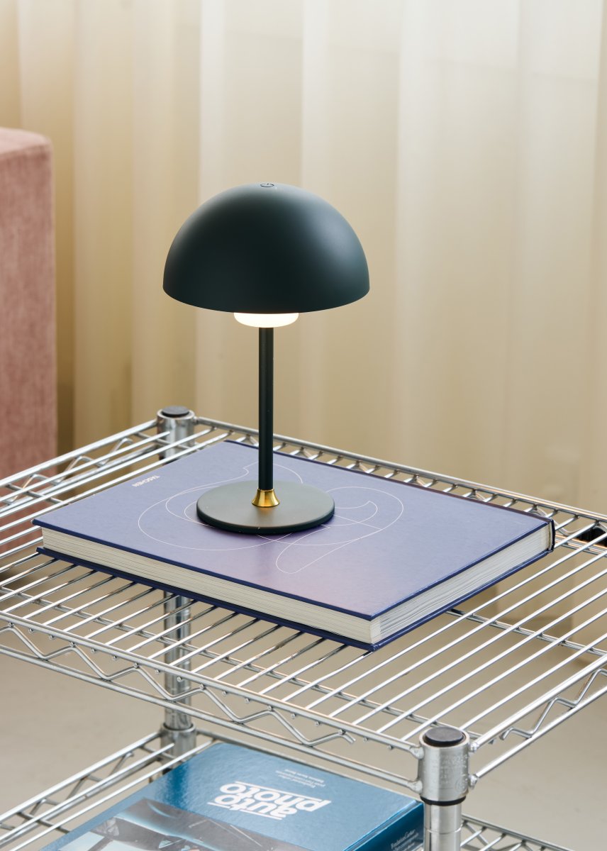 Moon Light 27cm Grün tragbare Von Halo Design - Der wiederaufladbare Akku sorgt f&uuml;r Flexibilit&auml;t und das mitgelieferte USB-Kabel erleichtert das Aufladen.