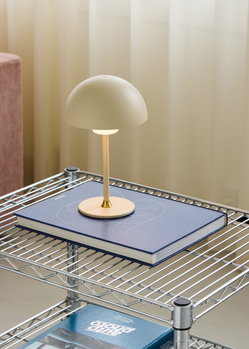 Moon Light 27cm Creme tragbare Von Halo Design - Der wiederaufladbare Akku sorgt f&uuml;r Flexibilit&auml;t und das mitgelieferte USB-Kabel erleichtert das Aufladen.