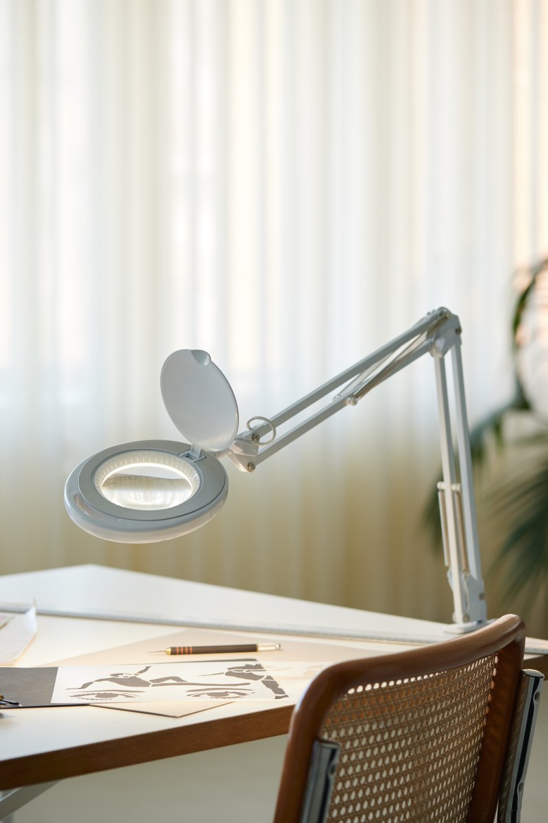 Magni Archi Weiß klemmlampe Von Halo Design - Magni ist eine praktische Schreibtischlampe, die Sie mit der Klemme einfach an der Tischkante befestigen können.