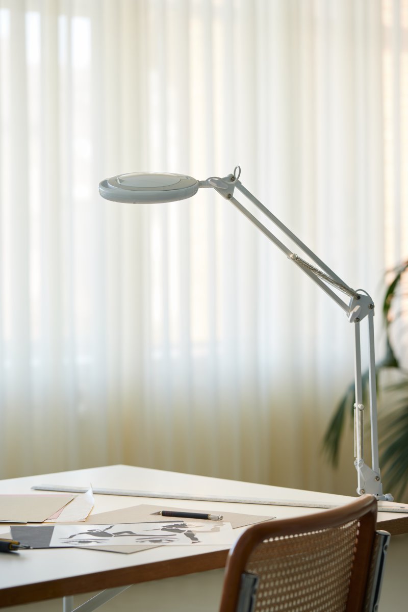 Magni Archi Weiß klemmlampe Von Halo Design - Magni ist eine praktische Schreibtischlampe, die Sie mit der Klemme einfach an der Tischkante befestigen können.