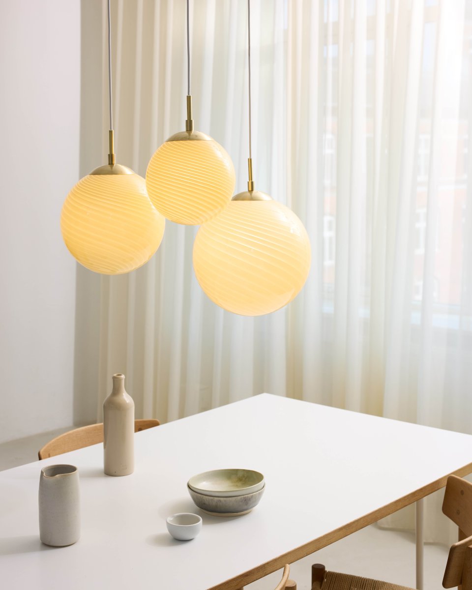 Candy Ball Ø30 Cremeweiß hängelampe Von Halo Design - Der runde Schirm besteht aus mundgeblasenem, cremeweißem Glas mit einem dekorativen, gedrehten Muster, das der Lampe einen einzigartigen Ausdruck verleiht.