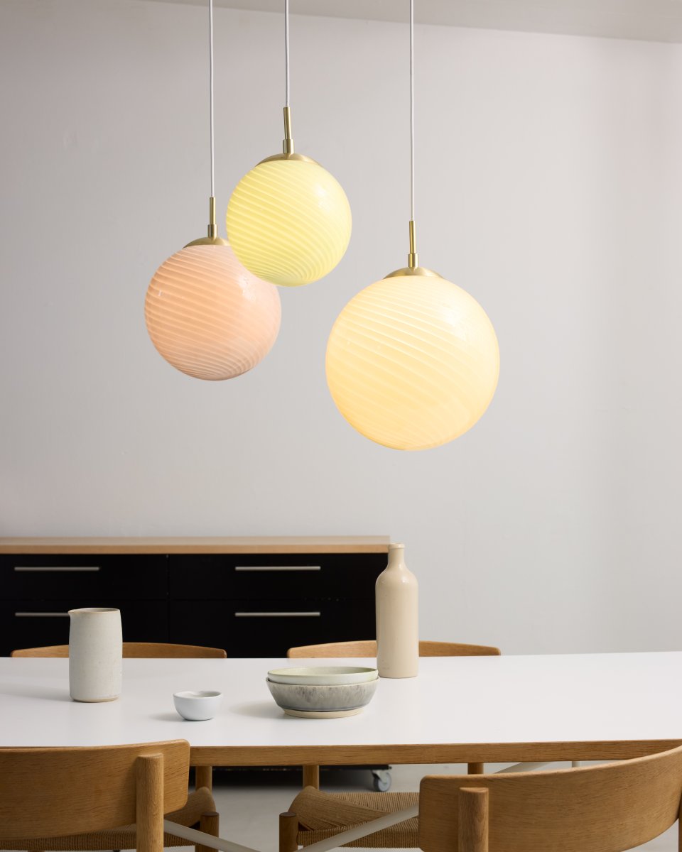 Candy Ball Ø25 Rosa hängelampe Von Halo Design - Der runde Schirm aus mundgeblasenem, rosafarbenem Glas besticht durch ein dekoratives, gedrehtes Muster, das der Leuchte einen einzigartigen Charakter verleiht.