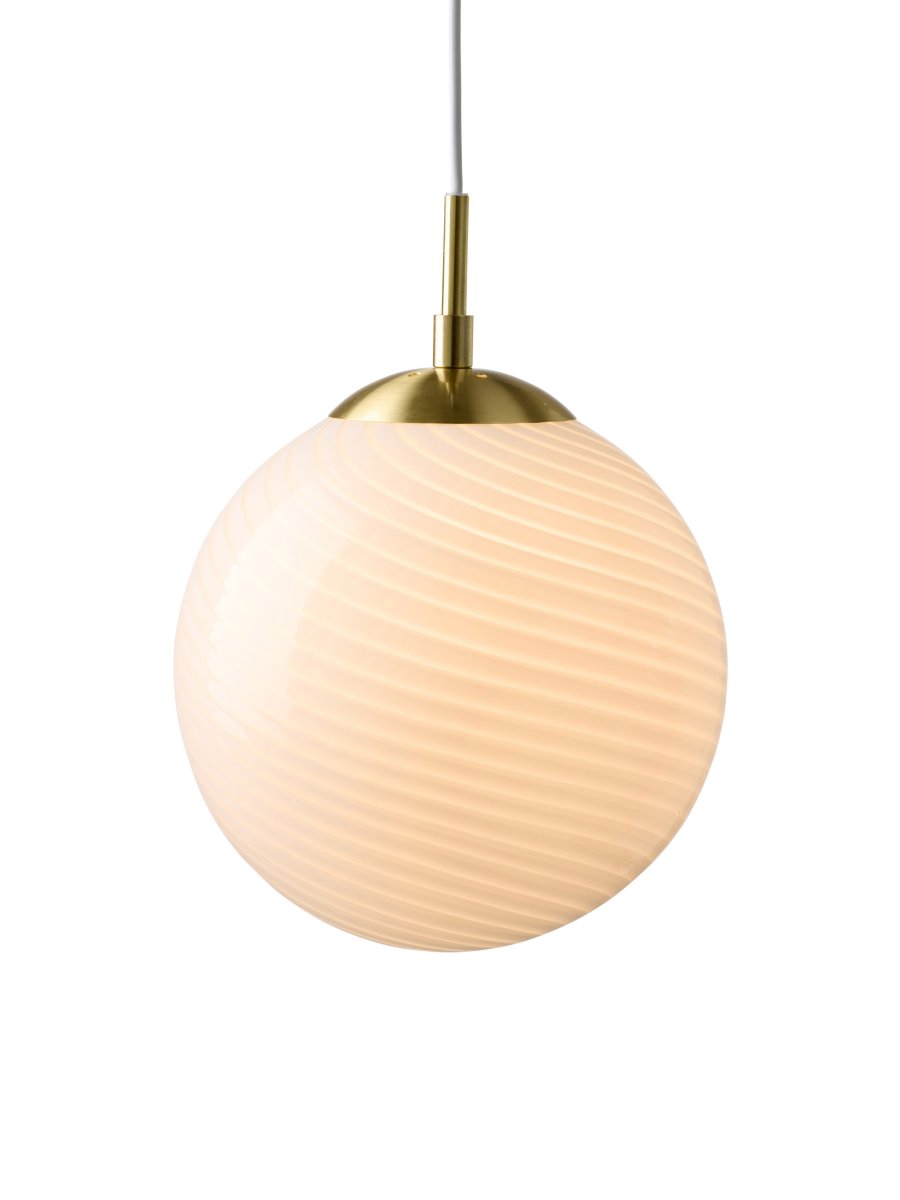 Zoombild von Candy Ball Ø25 Weiß hängelampe Von Halo Design - Der runde Schirm aus mundgeblasenem Opalglas besticht durch ein dekoratives, gedrehtes Muster, das der Leuchte einen einzigartigen Charakter verleiht.