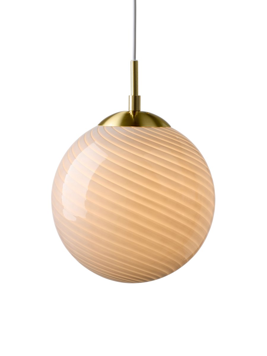 Candy Ball Ø25 Grau hängelampe Von Halo Design - Der runde Schirm besteht aus mundgeblasenem, grauem Glas mit einem dekorativen, gedrehten Muster, das der Leuchte einen einzigartigen Ausdruck verleiht.