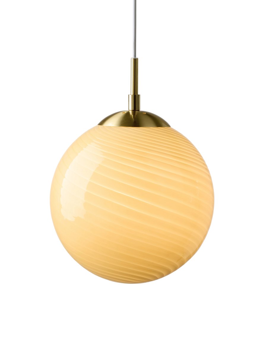 Zoombild von Candy Ball Ø25 Cremeweiß hängelampe Von Halo Design - Der runde Schirm besteht aus mundgeblasenem, cremeweißem Glas mit einem dekorativen, gedrehten Muster, das der Lampe einen einzigartigen Ausdruck verleiht.