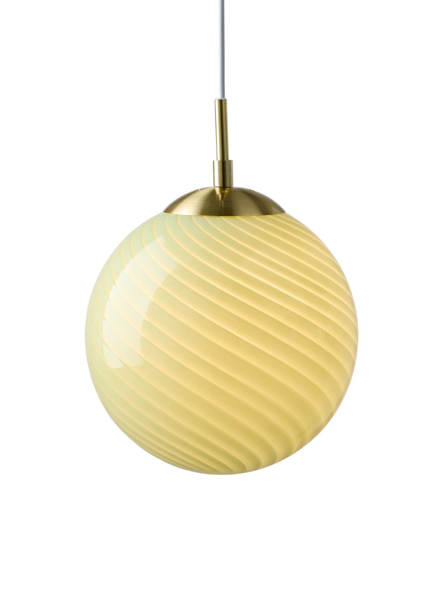 Zoombild von Candy Ball Ø25 Grün hängelampe Von Halo Design - Der runde Schirm besteht aus mundgeblasenem, gr&uuml;nem Glas mit einem dekorativen, gedrehten Muster, das der Leuchte einen einzigartigen Ausdruck verleiht.
